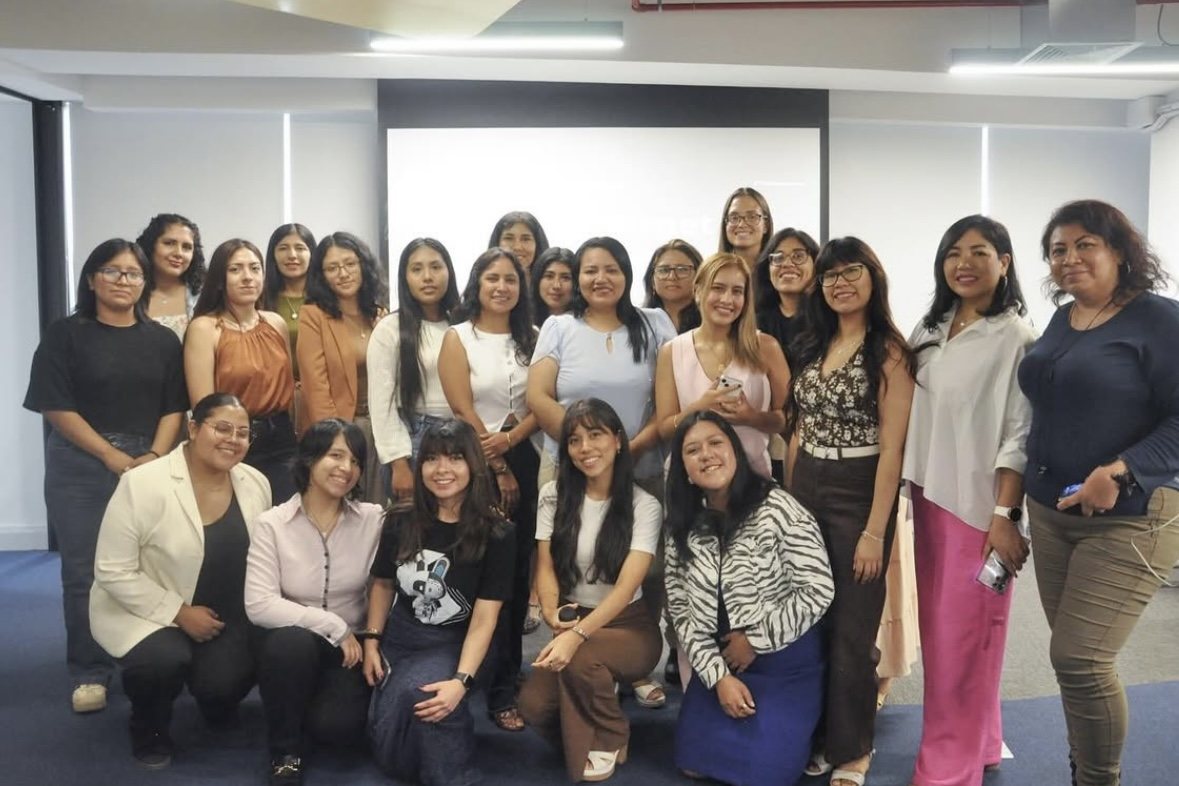 Grupo numeroso de asistentes a un encuentro presencial en una sala de Lima