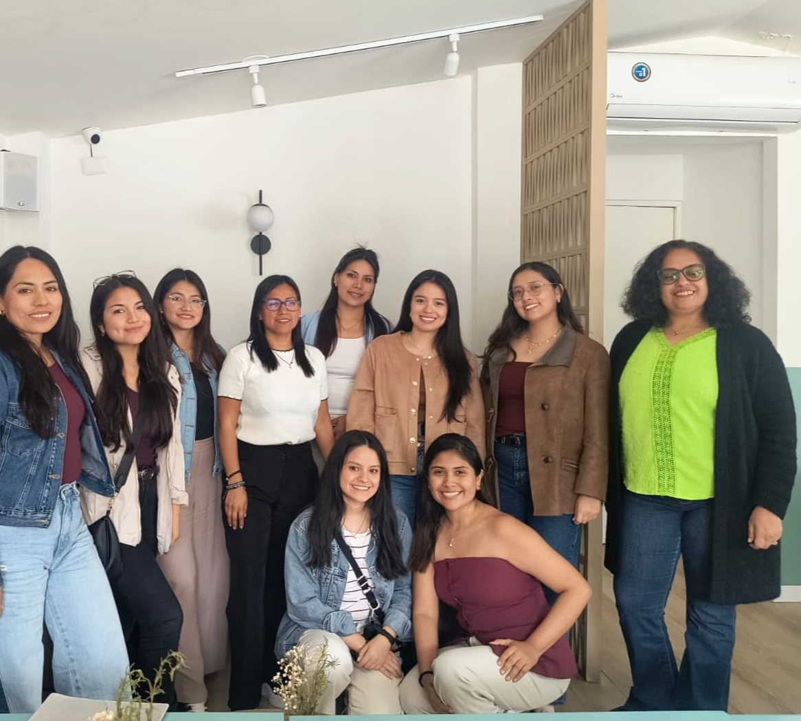 Asistentes de un taller presencial posando juntas al terminar la sesión